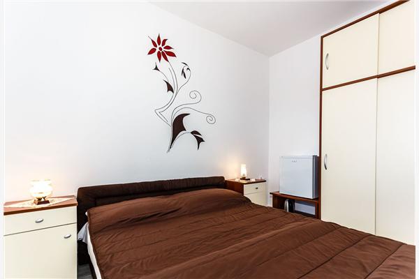 Room S2, for 3 persons