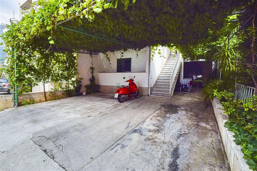 Apartments and Room Nevenka