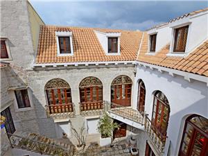 Accommodatie aan zee Split en Trogir Riviera,ReserverenDerossiVanaf 152 €