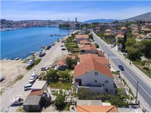 Apartamenty Branka Trogir, Powierzchnia 70,00 m2, Odległość do morze mierzona drogą powietrzną wynosi 100 m, Odległość od centrum miasta, przez powietrze jest mierzona 300 m