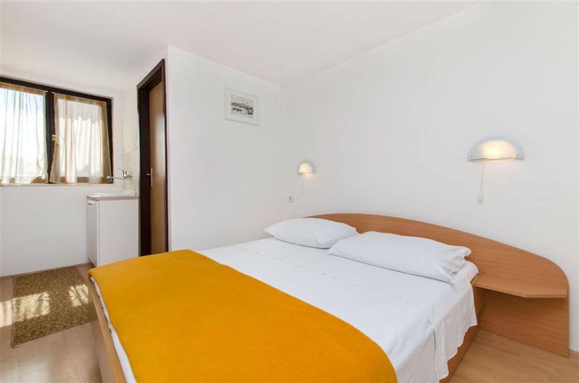 Room S1, for 2 persons