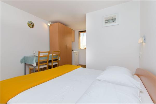 Room S1, for 2 persons