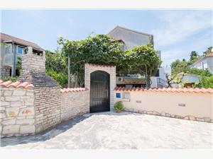 Apartments Nataša Supetar - island Brac, Size 40.00 m2, Airline distance to the sea 250 m, Airline distance to town centre 500 m