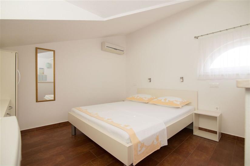 Room S1, for 2 persons