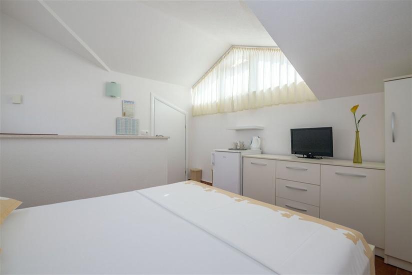 Room S1, for 2 persons