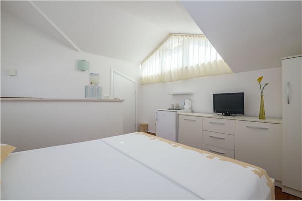 Room S1, for 2 persons