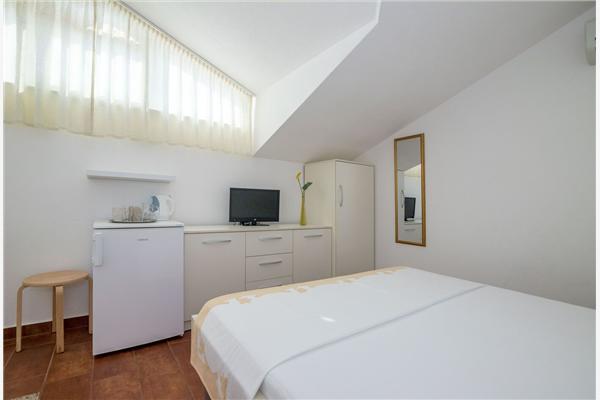 Room S1, for 2 persons