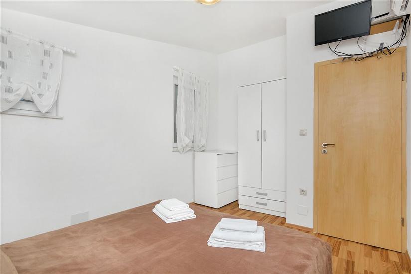 Apartment A9, for 7 persons