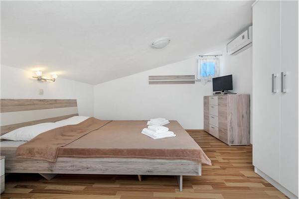 Apartment A9, for 7 persons