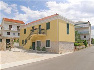 Apartments Mare Primosten, Size 20.00 m2, Airline distance to the sea 45 m, Airline distance to town centre 500 m