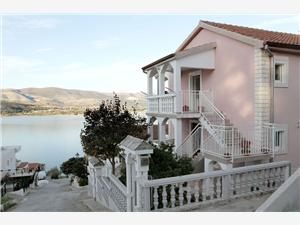 Apartments Iva Arbanija (Ciovo), Size 45.00 m2, Airline distance to the sea 120 m