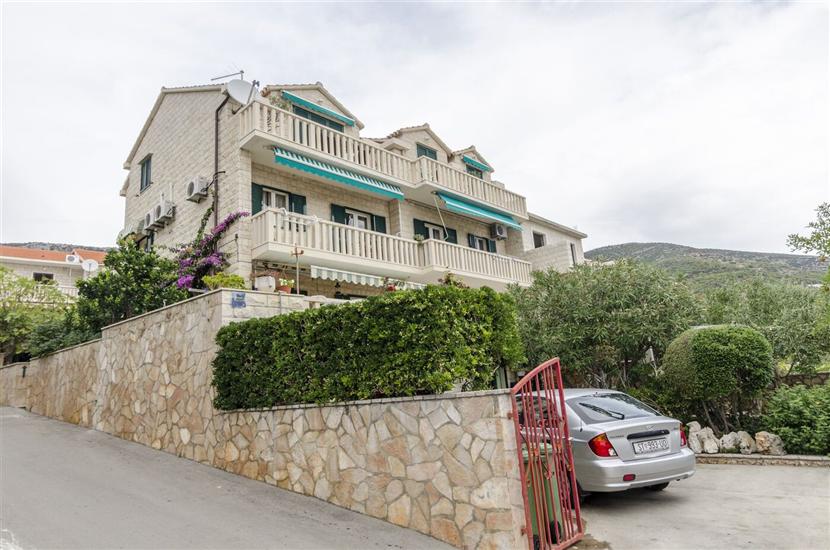 Apartment and Rooms Mate