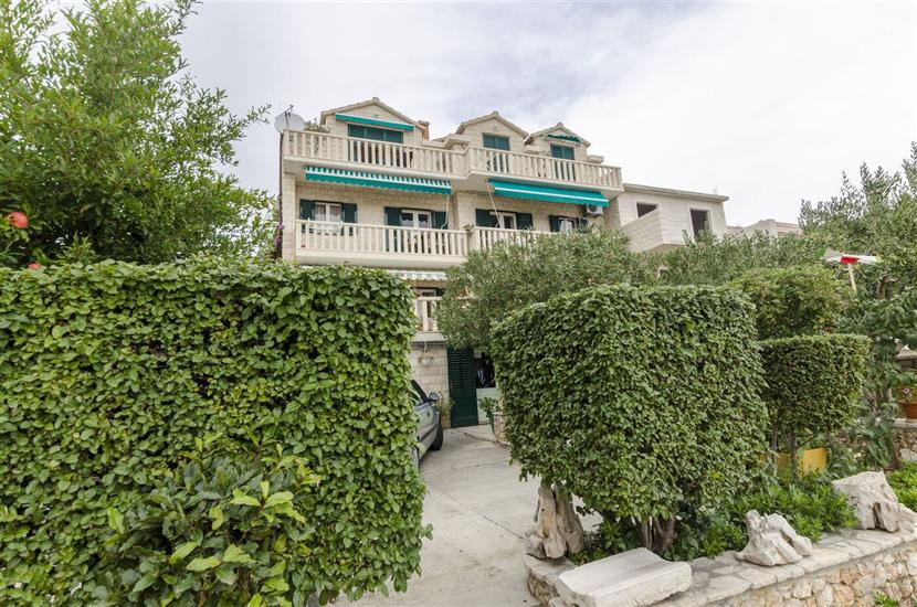 Apartment and Rooms Mate