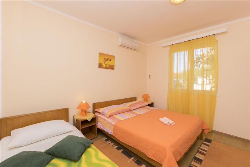 Room S2, for 3 persons