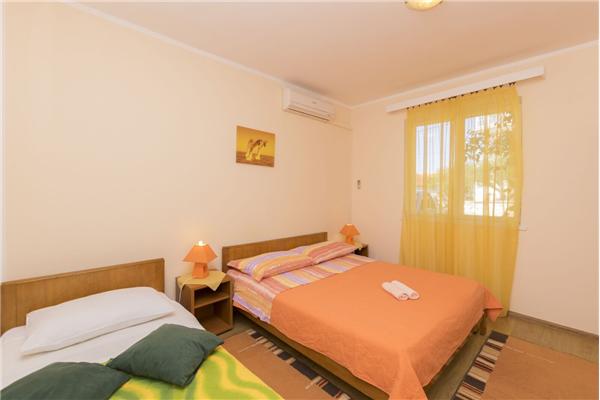 Room S2, for 3 persons