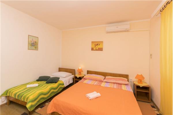 Room S2, for 3 persons