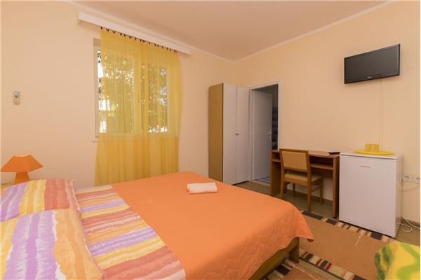 Room S2, for 3 persons