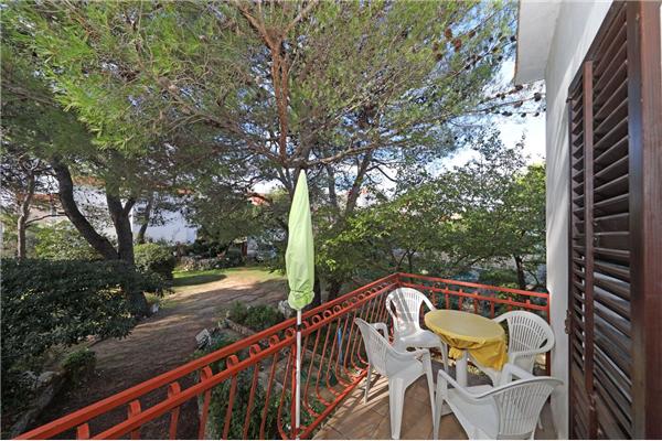 Room S1, for 3 persons