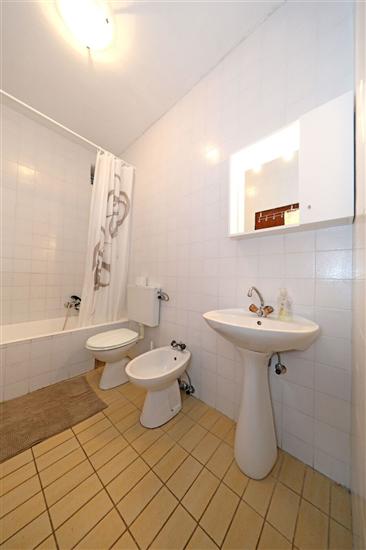 Room S1, for 3 persons