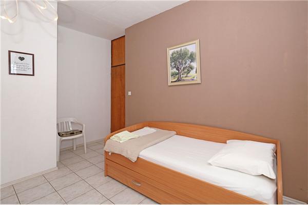 Room S1, for 3 persons