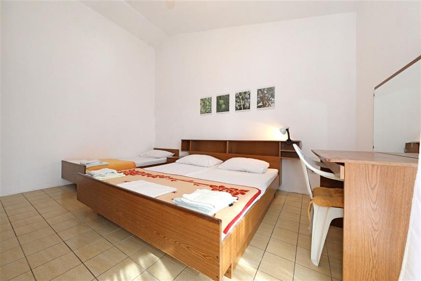 Room S3, for 3 persons