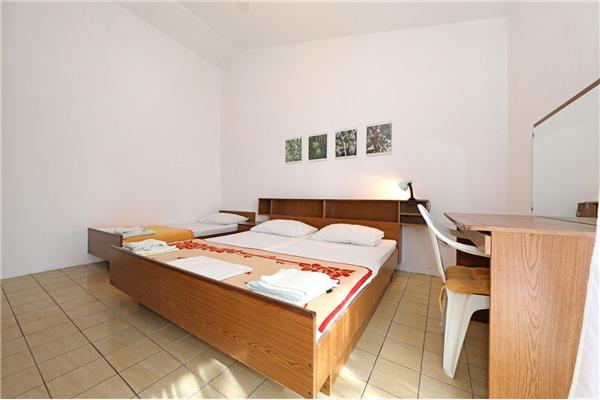 Room S3, for 3 persons