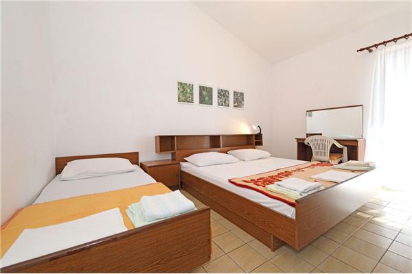 Room S3, for 3 persons