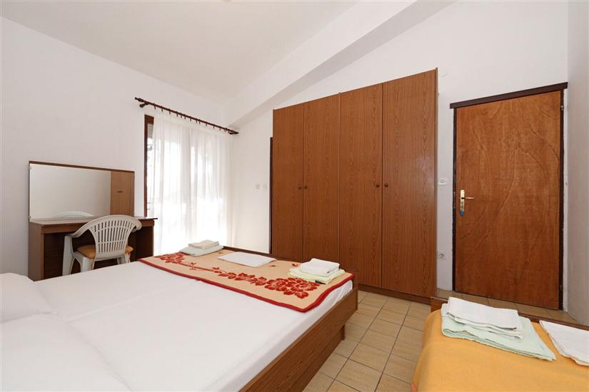 Room S3, for 3 persons