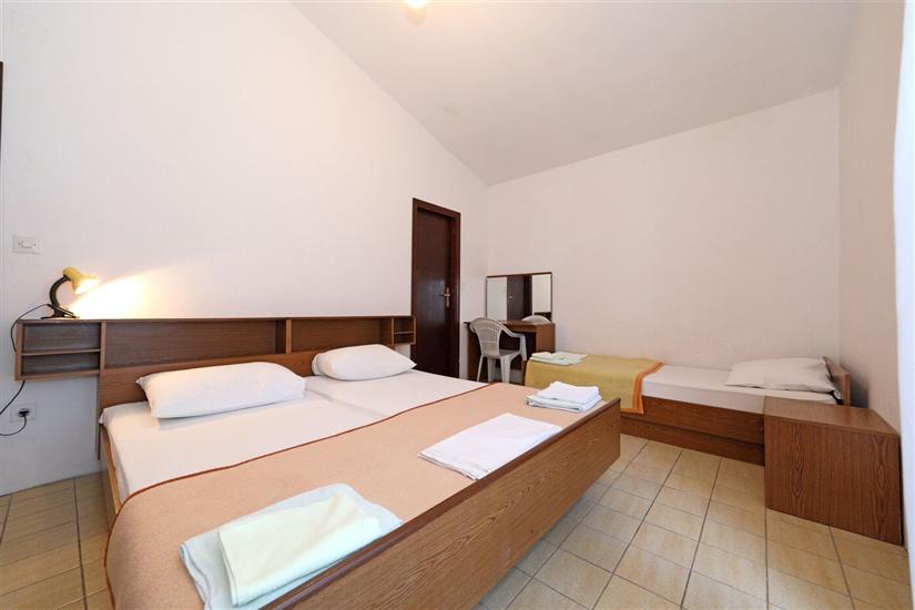 Room S4, for 3 persons