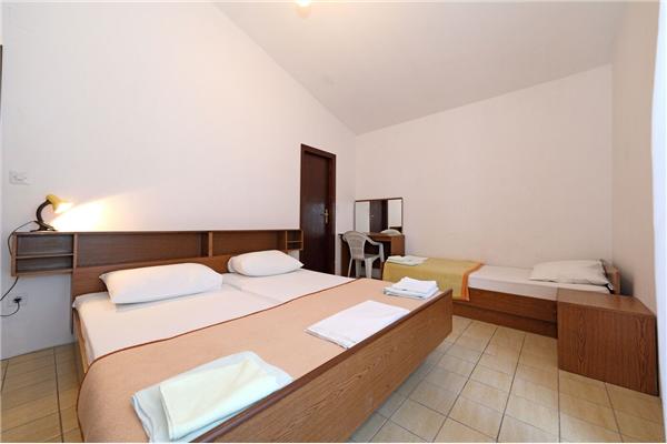 Room S4, for 3 persons