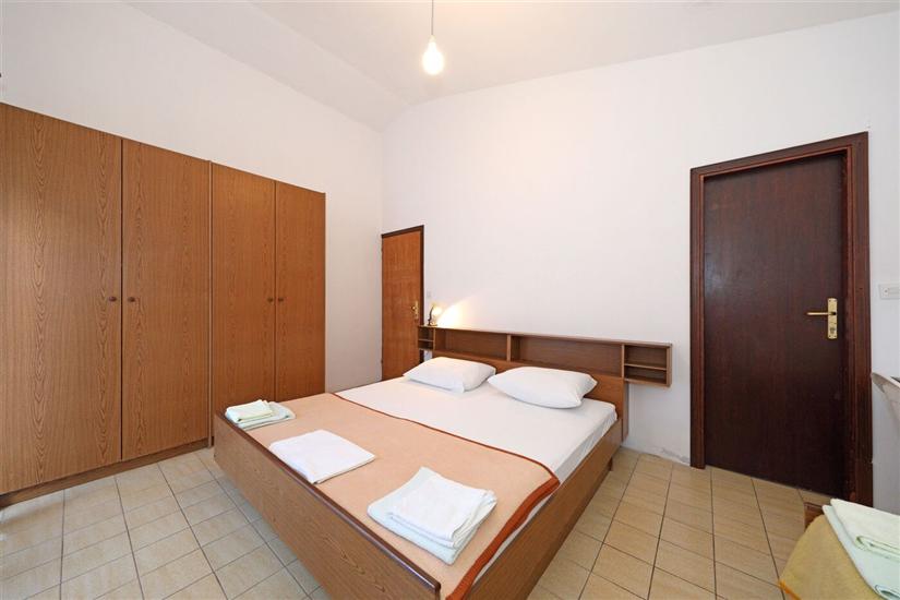 Room S4, for 3 persons