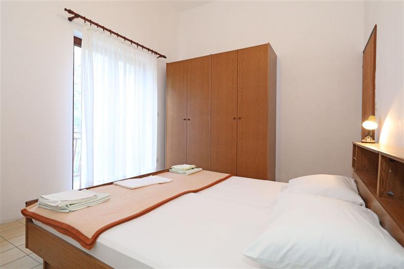 Room S4, for 3 persons