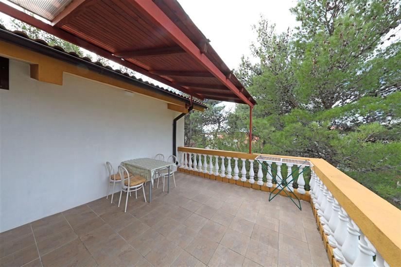 Room S6, for 3 persons