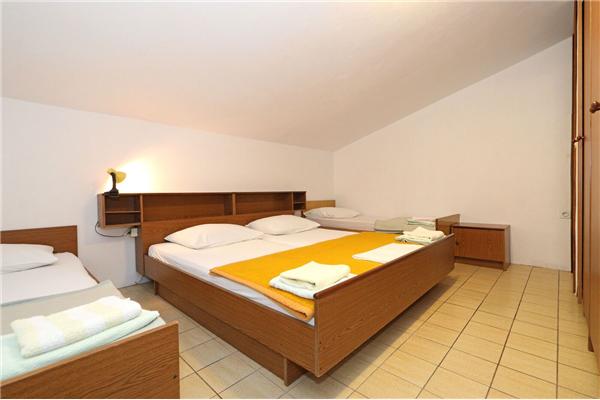 Room S6, for 3 persons