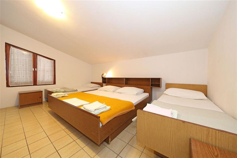 Room S6, for 3 persons
