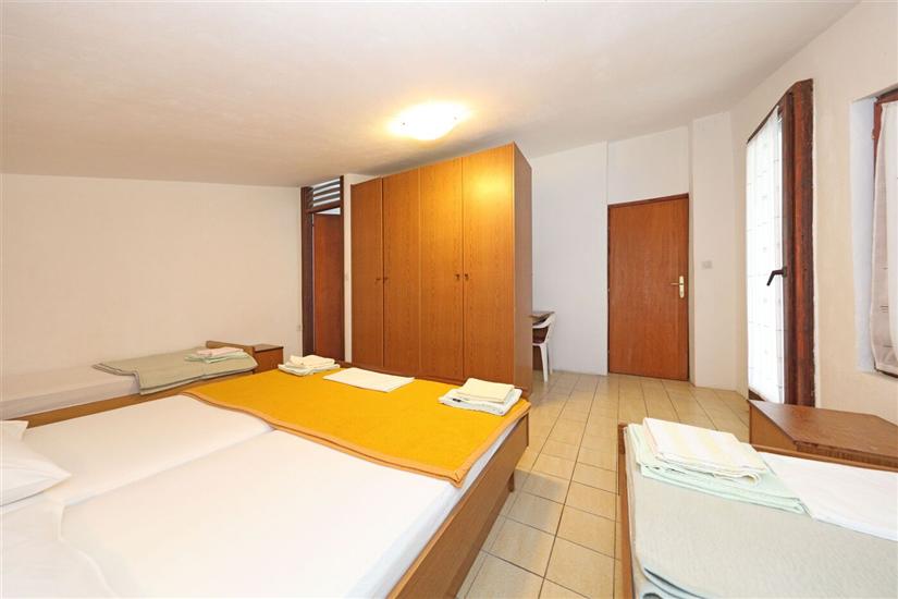Room S6, for 3 persons