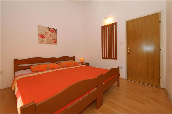Room S1, for 2 persons