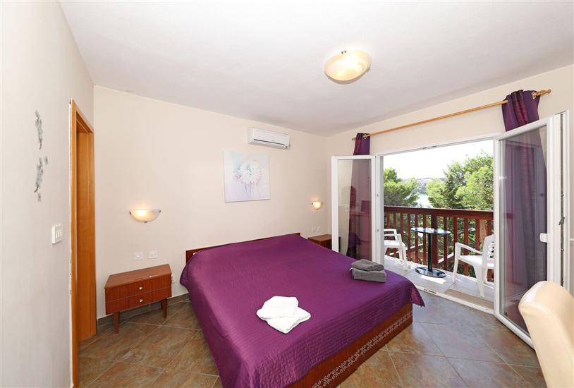 Room S1, for 2 persons