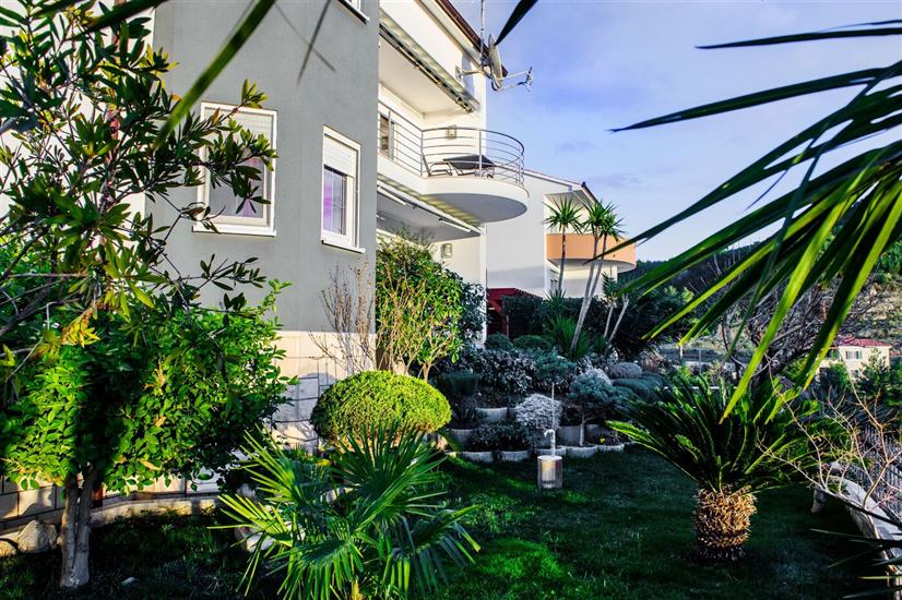 Apartment and Rooms Ana