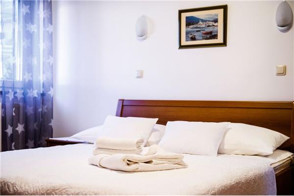 Room S1, for 2 persons