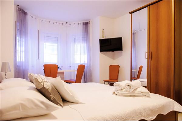 Room S2, for 2 persons