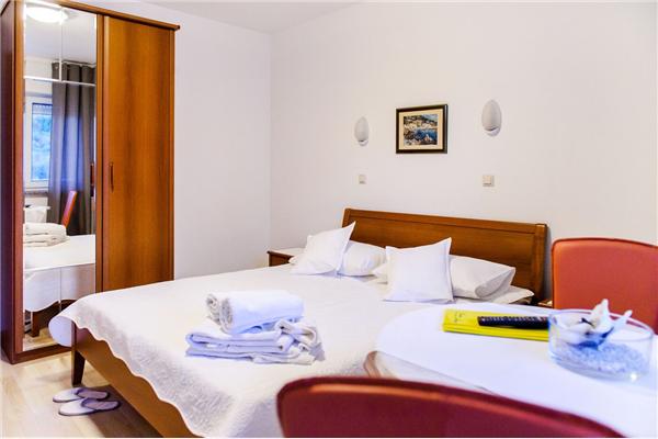 Room S3, for 2 persons