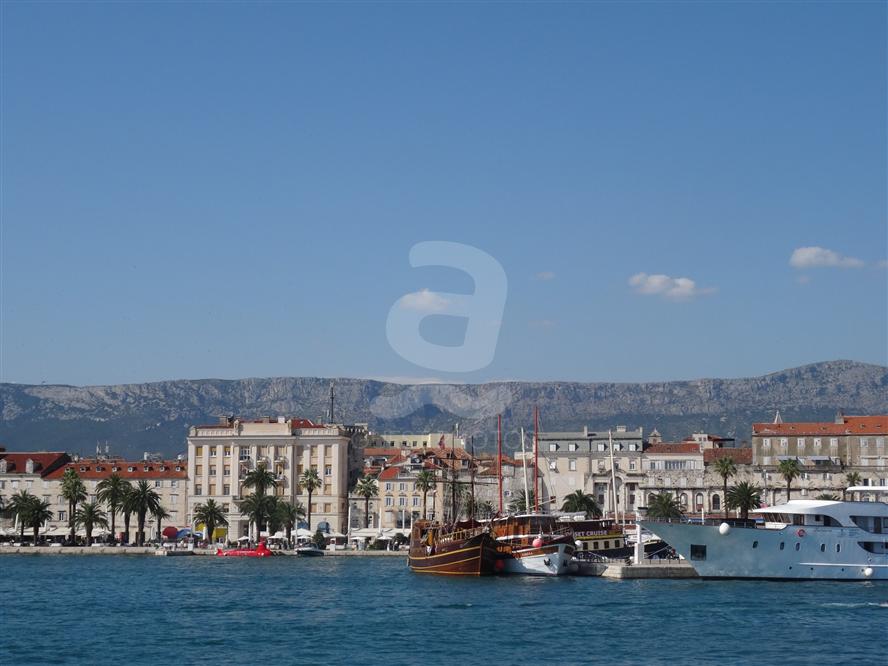 Split-view-of-the-promenade-Riva-from-the-sea