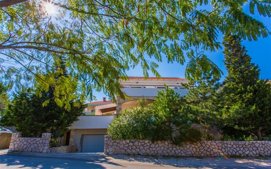 Apartments Brnić Ž.