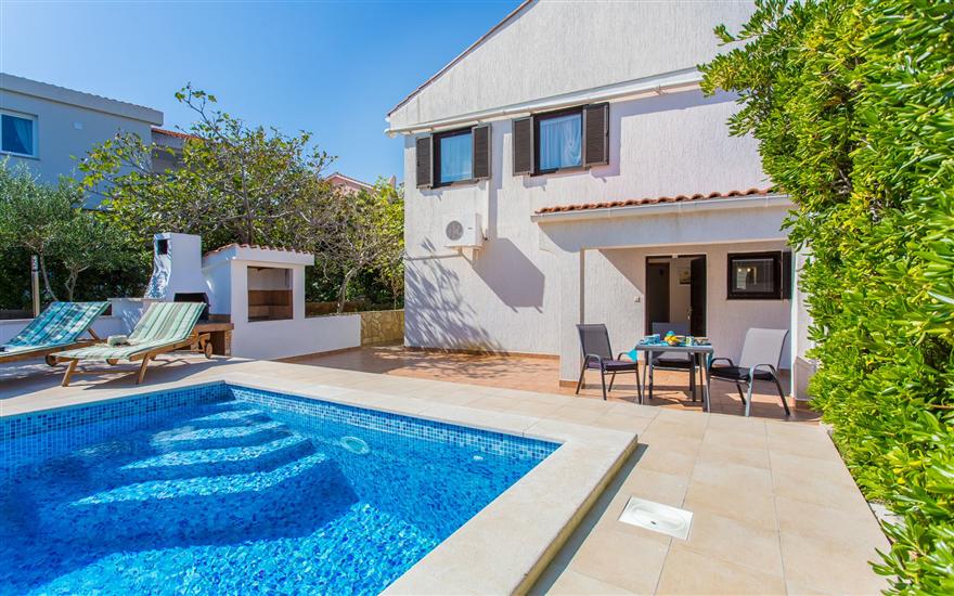 Apartments Brnić Ž.