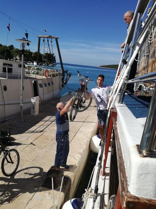 Unloading-bicycles-off-the-ship