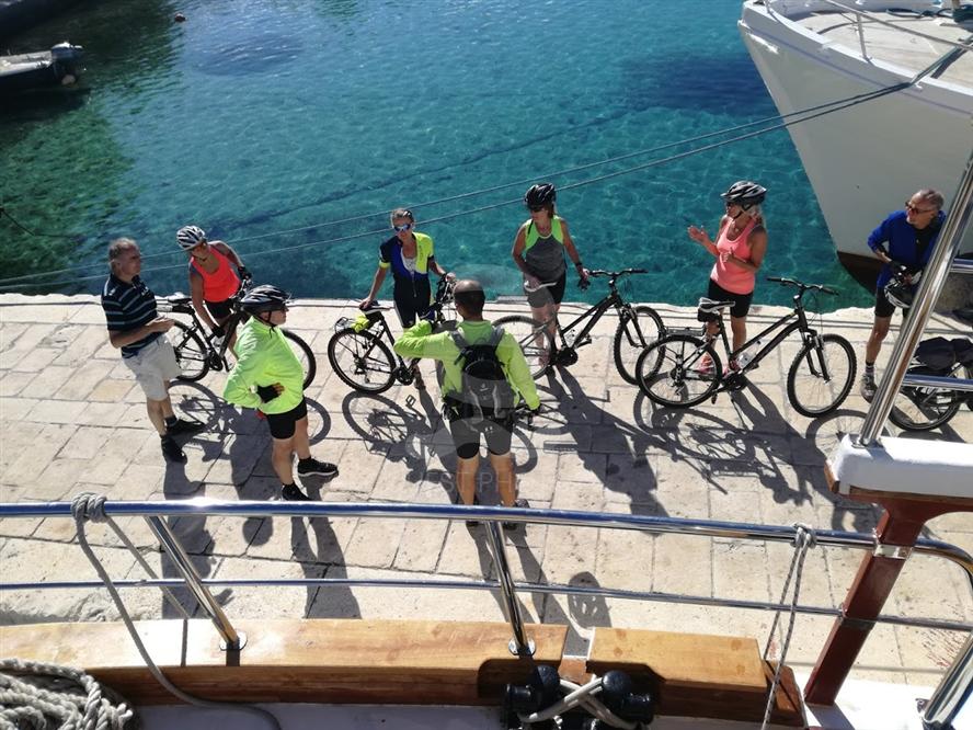 Bicycle-cruise-guests-gathering