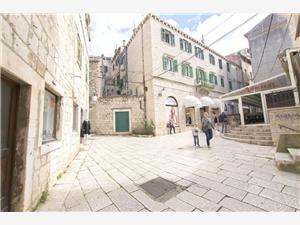 Apartmaj Nikolina Old town Sibenik, Kamniti hiši, Kvadratura 40,00 m2, Oddaljenost od centra 10 m