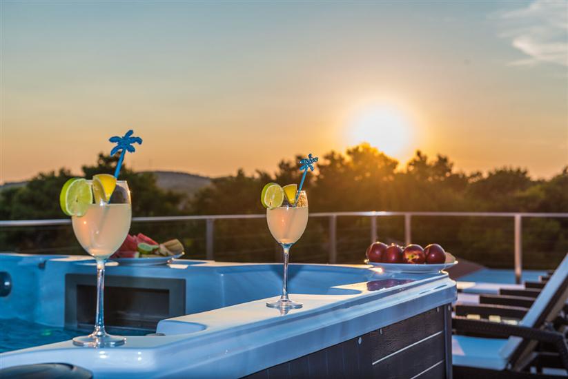 Apartments Luxury Villa Maloca