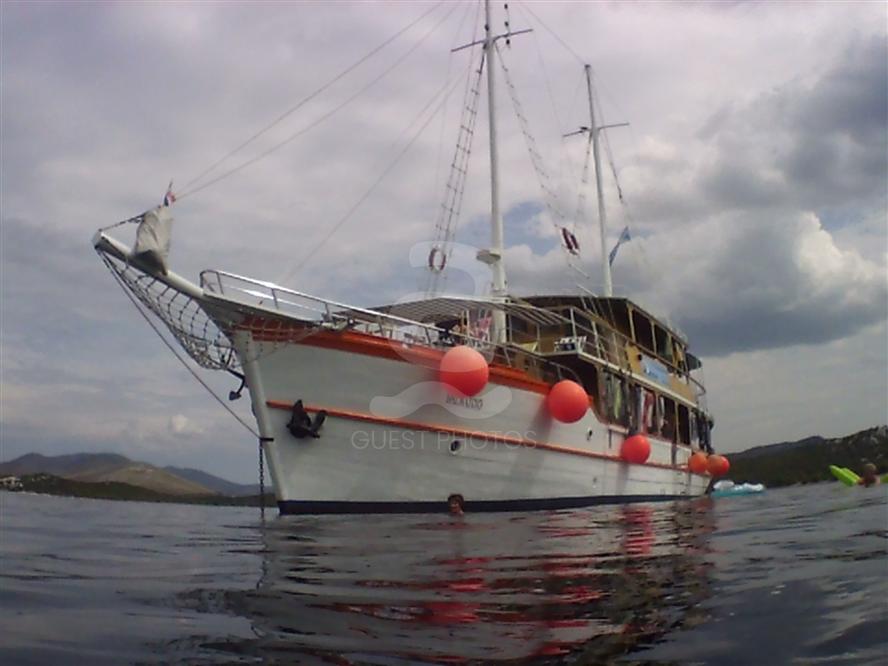 Small-cruise-ship-in-the-sea